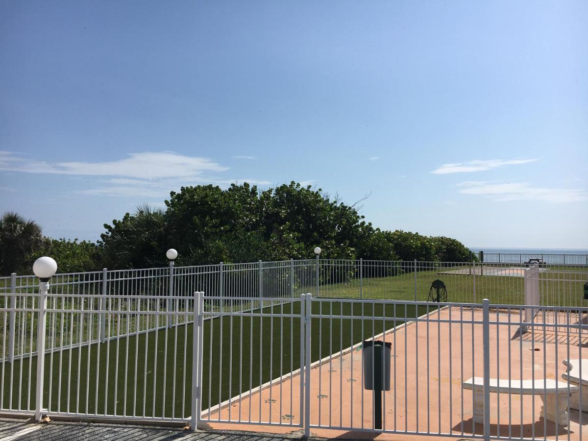 Paradise Beach Club - Oceanfront And Penthouse Satellite Beach Buitenkant foto